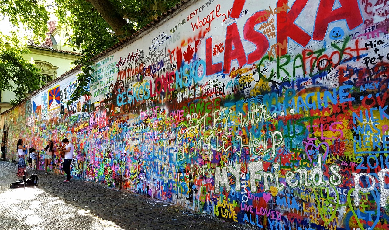 john-lennon-wall-2194390_1280.jpg