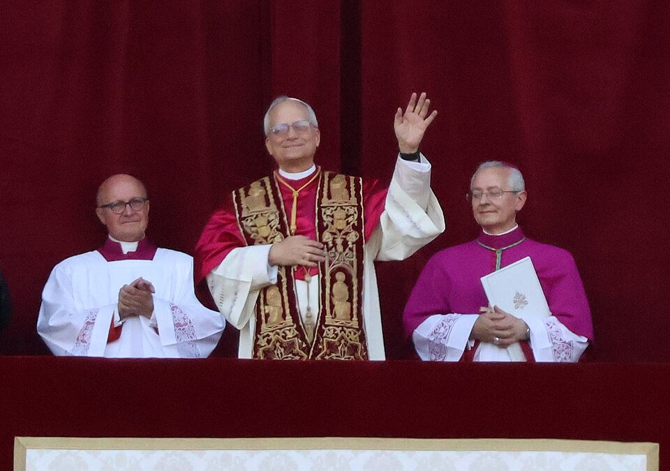 Pope_Leo_XIV_on_the_loggia_cropped.jpg